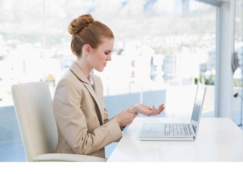 Symptoms of osteoarthritis of the joints of the hands due to work on the computer