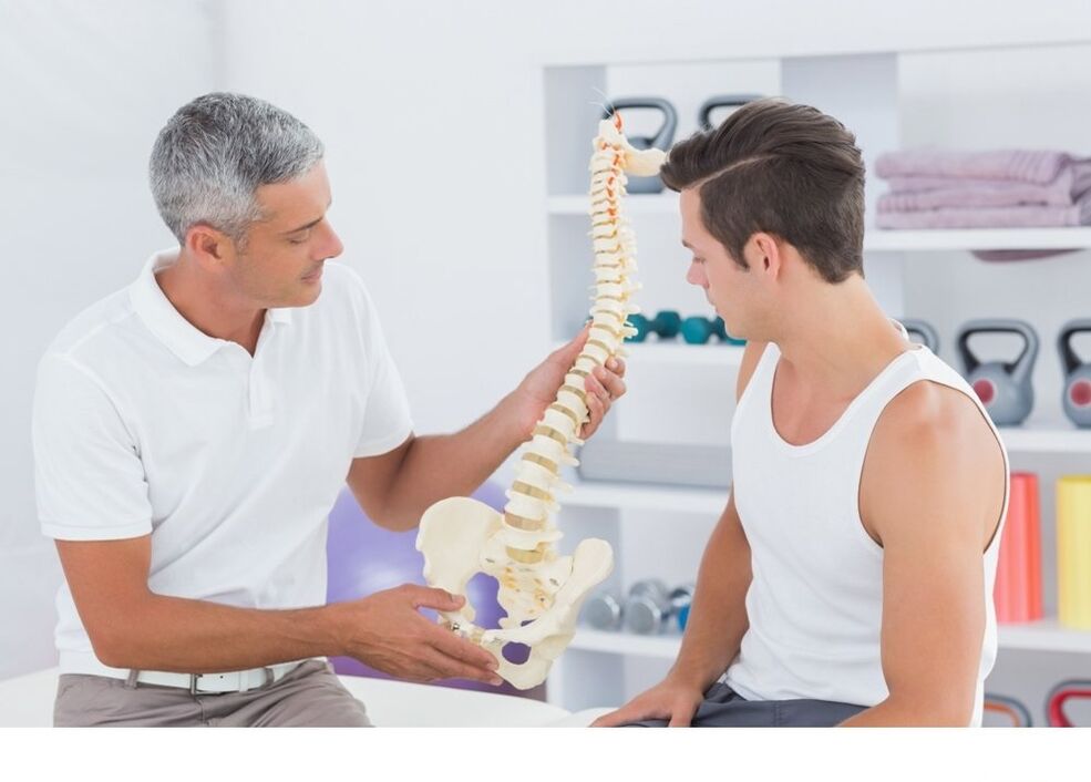 The doctor shows the patient the osteoarthritis of the column